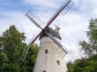 Renovierungsbedürftige Windmühle bei Ved Kirken